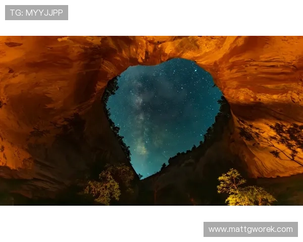 星空足球公园：夜晚星空下的足球运动场，满足不同年龄段人群的休闲娱乐需求